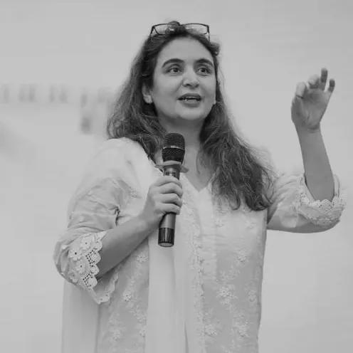 Zainab Qureshi Costumer