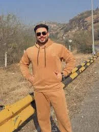 Zeshan Sheikh Costumer